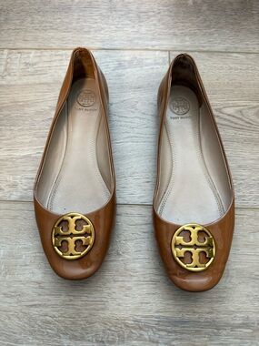 Tory Burch Patent Leather Flats with Gold Logo - Cognac